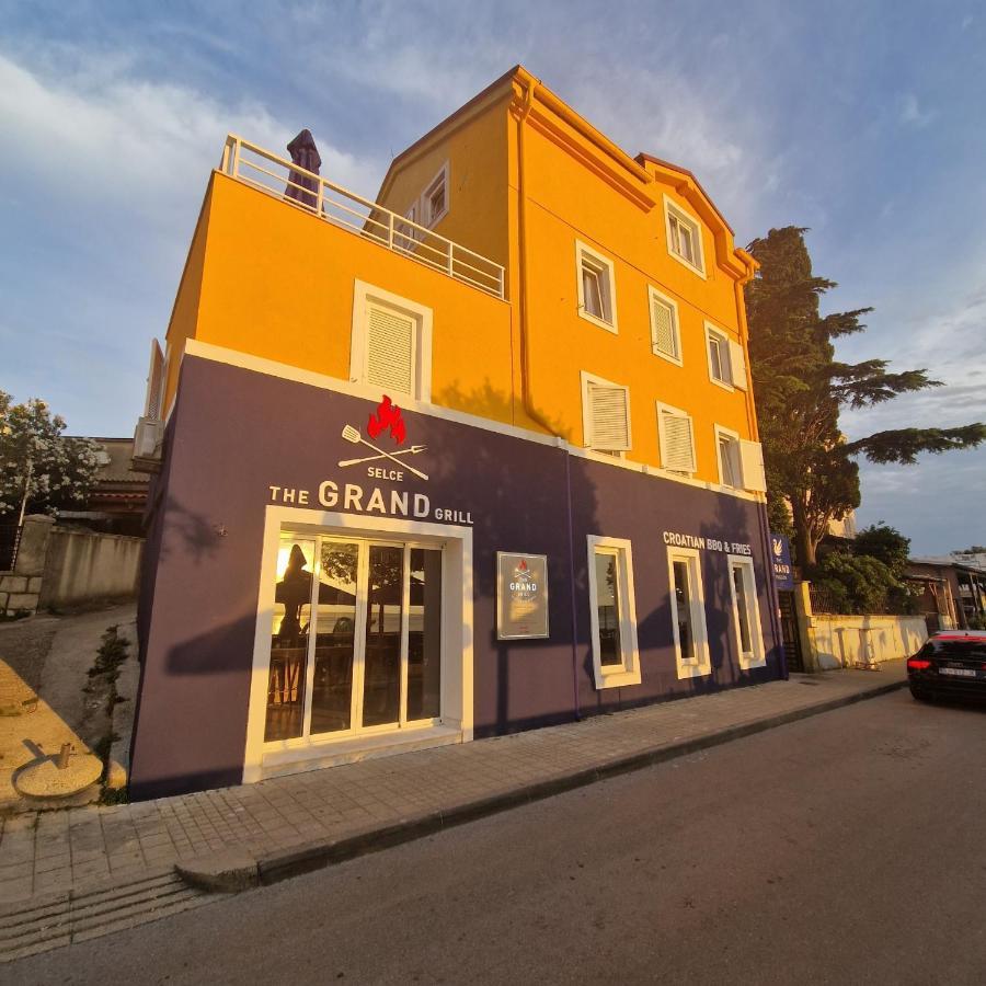 Grand - Premium Rooms & Apartments 셀스 외부 사진